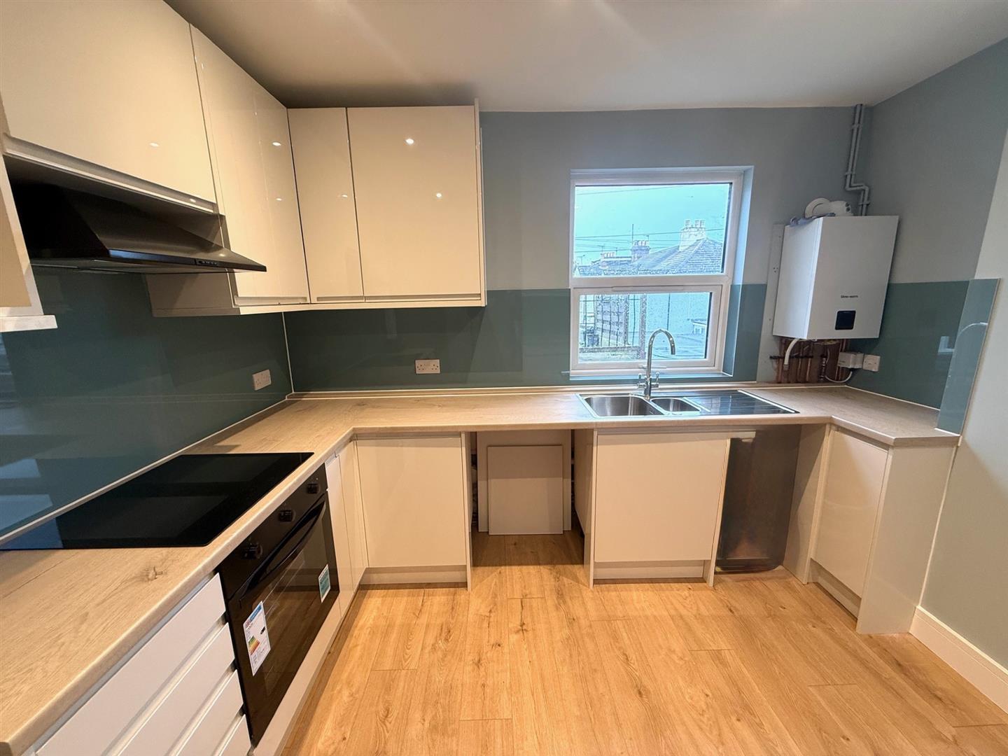 3 Bedroom Maisonette. Seaside in Eastbourne,  4